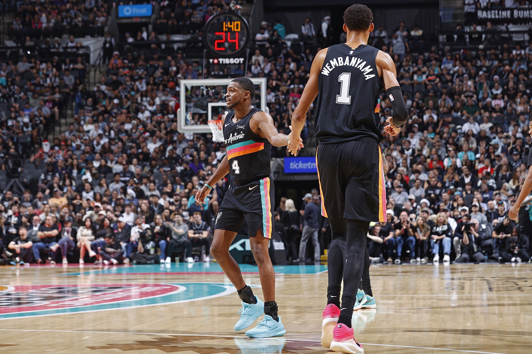 开云体育App-福克斯：绿军今天的防守不常见 他们让文班在低位持球 我们作掩护